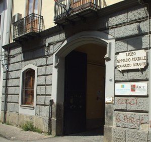 La  sede del liceo Durante, in via Matteotti, a Frattamaggiore