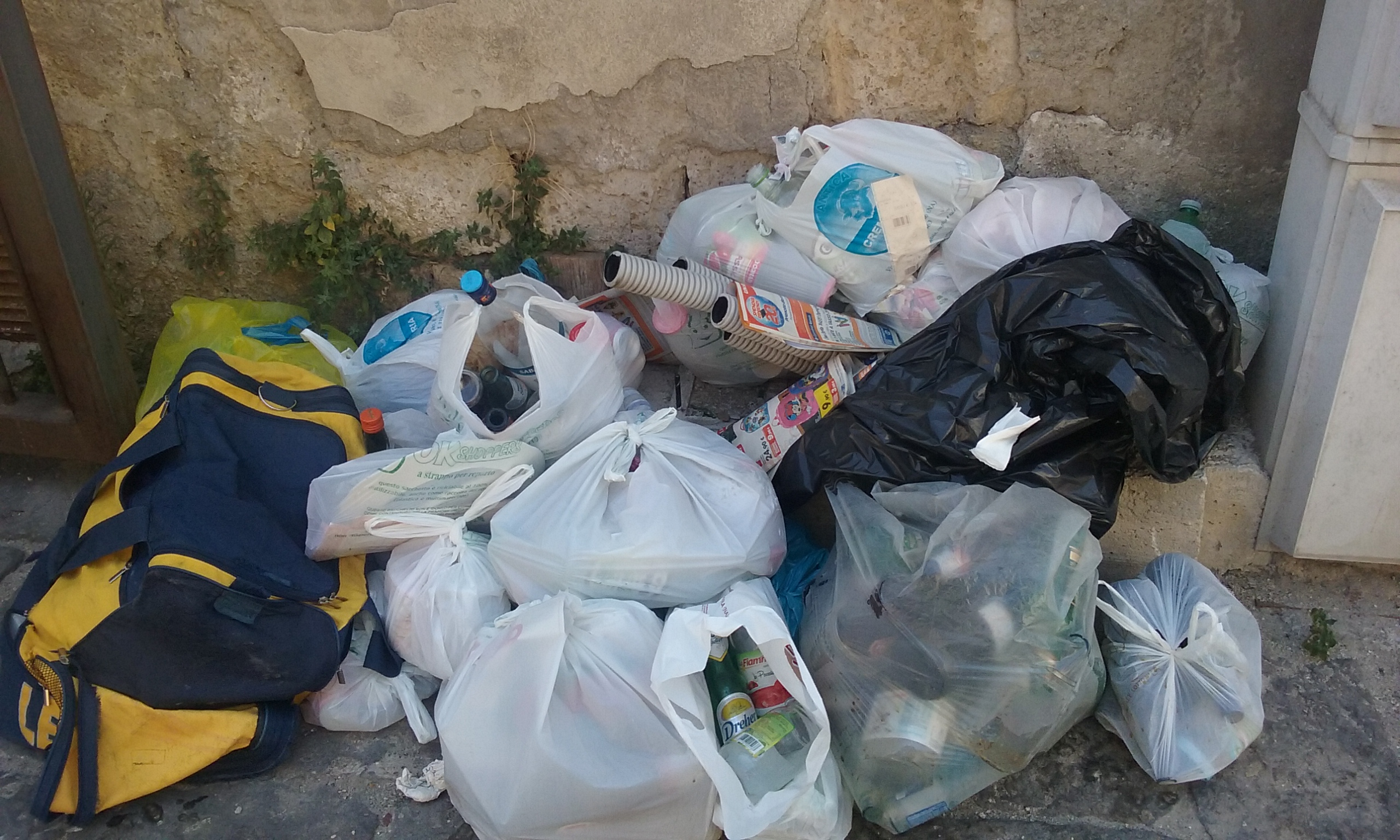 Il Comune sanziona la ditta, un cittadino va a depositare i rifiuti nell’isola ecologica…