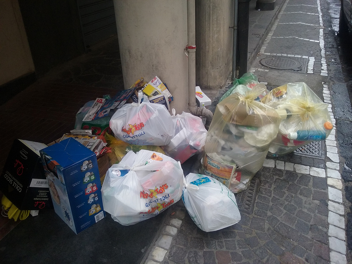Sciopero dei netturbini: ancora piccoli cumuli di spazzatura nelle strade…