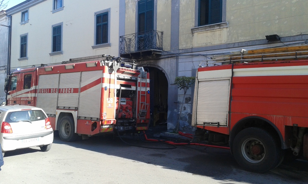 Anteprima: Caivano, incendio sul Corso Umberto I