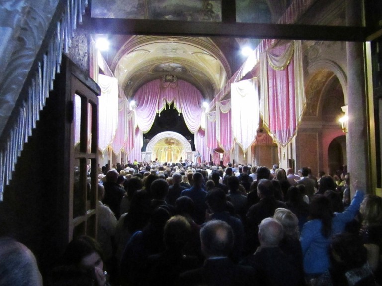VIDEO. La Madonna di Campiglione rientra in chiesa tra la folla festante. Le parole del sindaco in chiesa