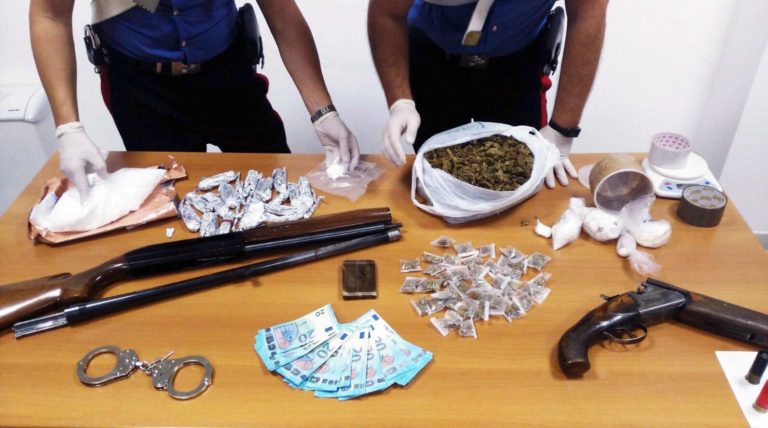 Scoperto il supermarket della droga: i Carabinieri ritrovano anche armi e soldi falsi. Caccia al proprietario