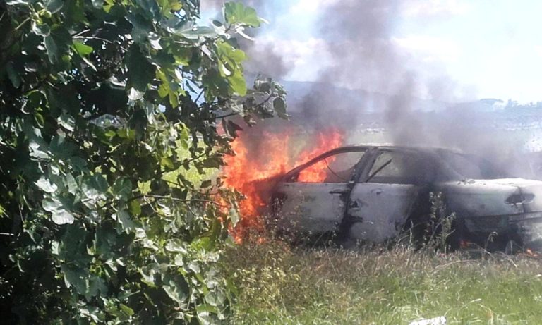 Auto incendiata in campagna a Caivano, indagano i Carabinieri