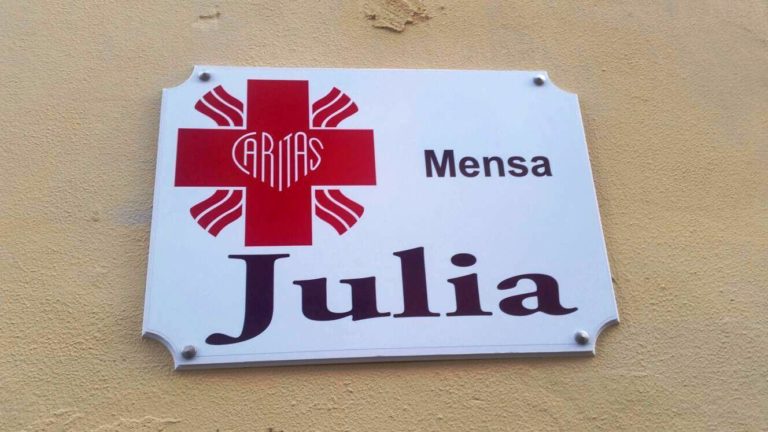 I primi pasti alla mensa della Caritas ‘Julia’