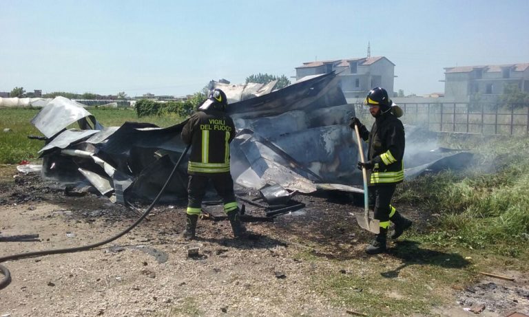 Due incendi in poche ore: tragedia sfiorata sulla Sannitica in un campo rom abusivo