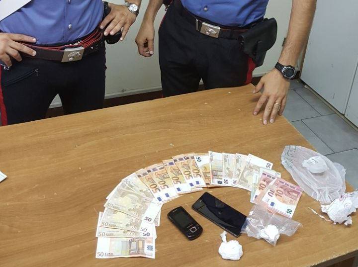 I Carabinieri arrestano spacciatore del Parco Verde con soldi e droga