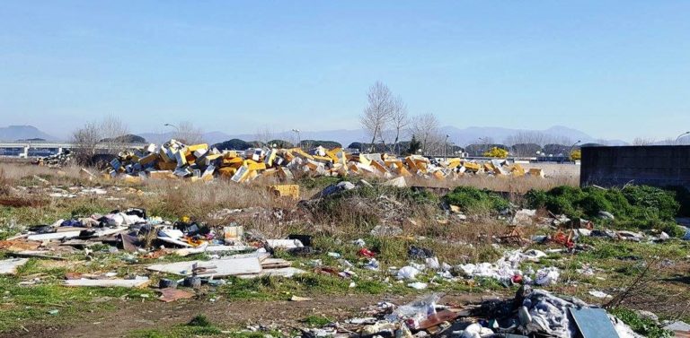 Caivano, stanziati 27mila euro per ripulire la zona del campo Rom dalle carcasse di frigoriferi