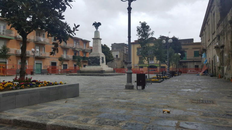 Con una pistola ad aria compressa terrorizza la piazza: i Carabinieri arrestano un pregiudicato