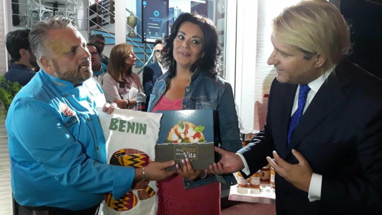 Napoli, a sua Maestà la Pizza domina la solidarietà con l’associazione “Donare …è amore”