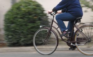 Pericolo scampato per un anziano in bici sul Corso Umberto 