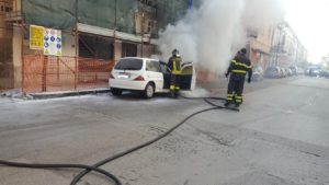 Auto in fiamme al corso Umberto I