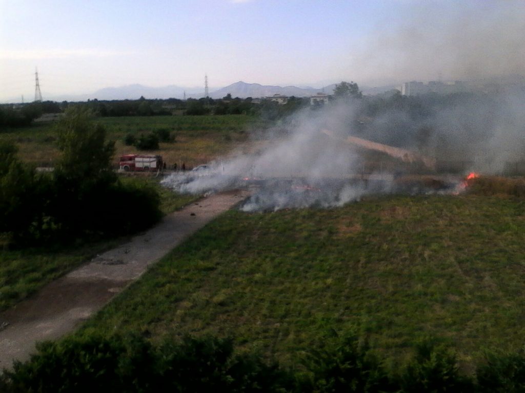 Incendio a Caivano nei pressi del Parco Verde. Inizia la stagione dei roghi...