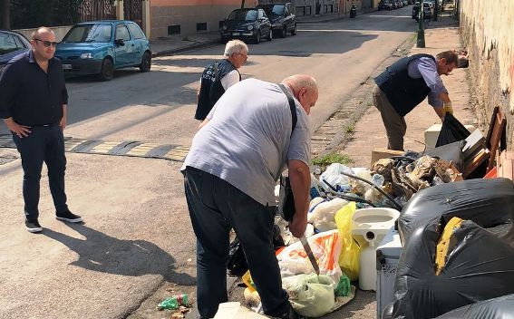 A Casoria sindaco, guardie ambientali e assessore a controllare i sacchetti di spazzatura