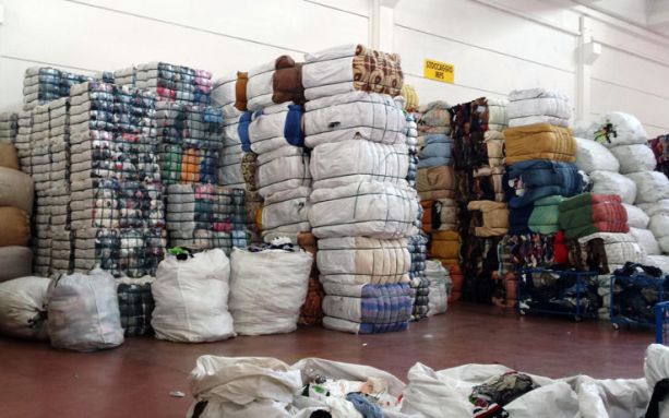 Nord di Napoli, denunciati 3 titolari di aziende di Caivano dedite al recupero di tessuti usati