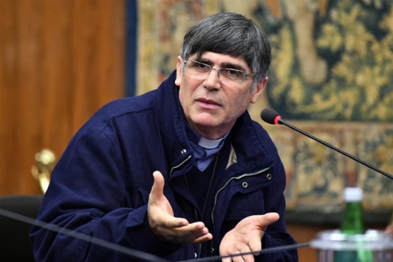 Don Patriciello difende la guida Feltrinelli: scritte sacrosante, niente di turistico qui