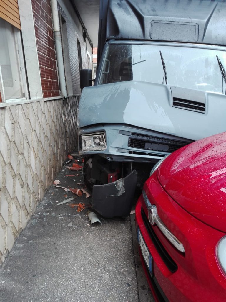 Incidente auto-furgone in via Settembrini, un ferito finisce in ospedale