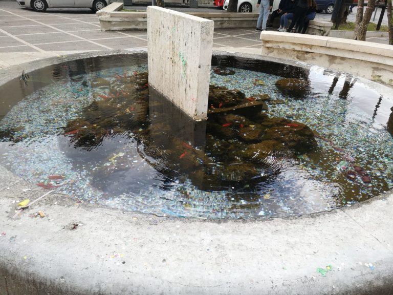 Fontana otturata dai coriandoli e bombolette in piazza 1° Maggio