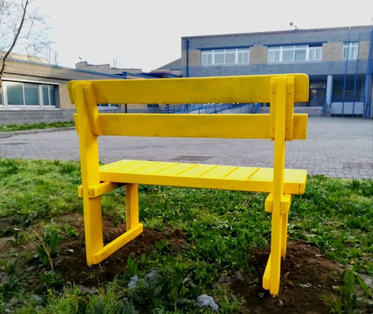 Milani: inaugurata la panchina gialla, simbolo contro il bullismo