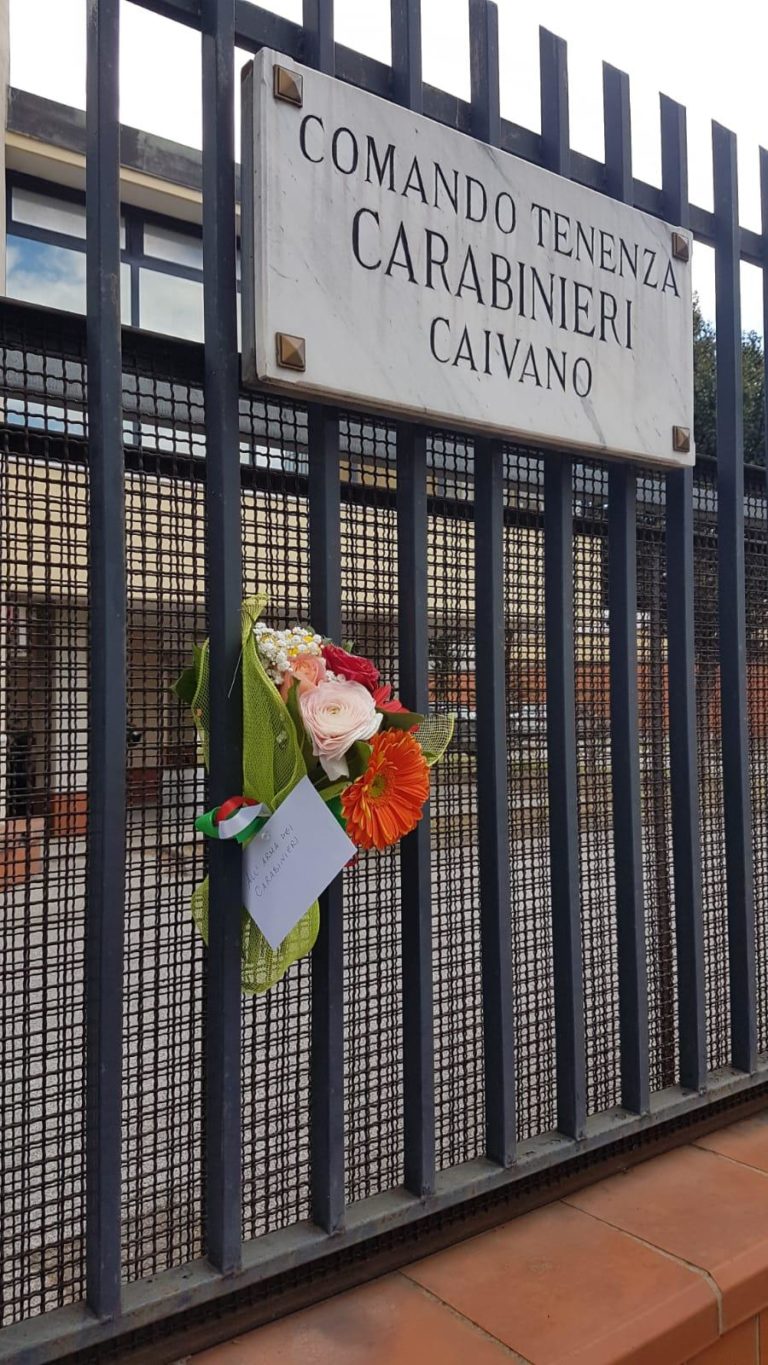 Un mazzo di fiori fuori la caserma dei Carabinieri: “chi tocca voi tocca i cittadini onesti”
