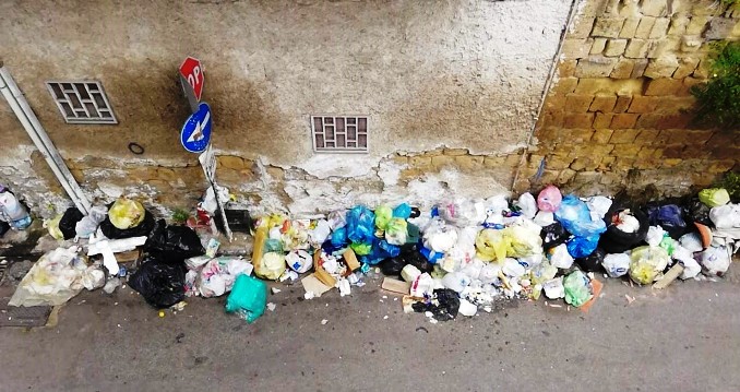 De Luca gira il problema ai sindaci per trovate aree per stoccare rifiuti