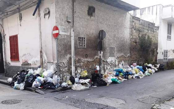 Il Comune di Caivano autorizza la ditta dei rifiuti a non differenziare