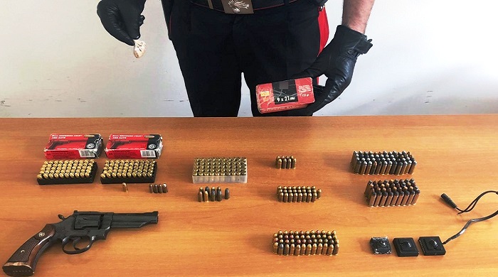 Revolver, munizioni e droga al Parco Verde rinvenute dai carabinieri