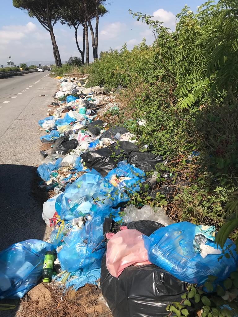 Lo sport più in voga a Napoli Nord: scaricare i rifiuti