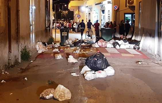 Sommossa popolare a Caivano, gente in strada con i rifiuti