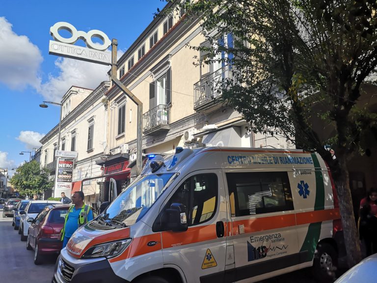 Arrestato l’uomo che ieri aveva aggredito due persone. Un italiano ferito per aiutare l’extracomunitario