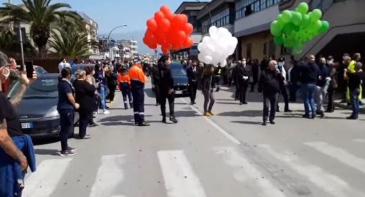 Cittadini in strada per il funerale del Sindaco di Saviano. Quarantena di punizione per tutti!