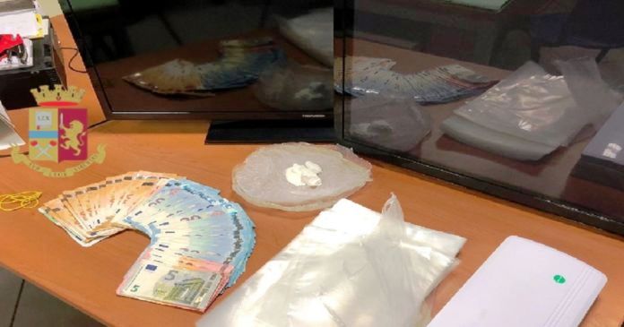 Sequestrati 31 grammi di cocaina e soldi, nonostante l’impianto di sorveglianza