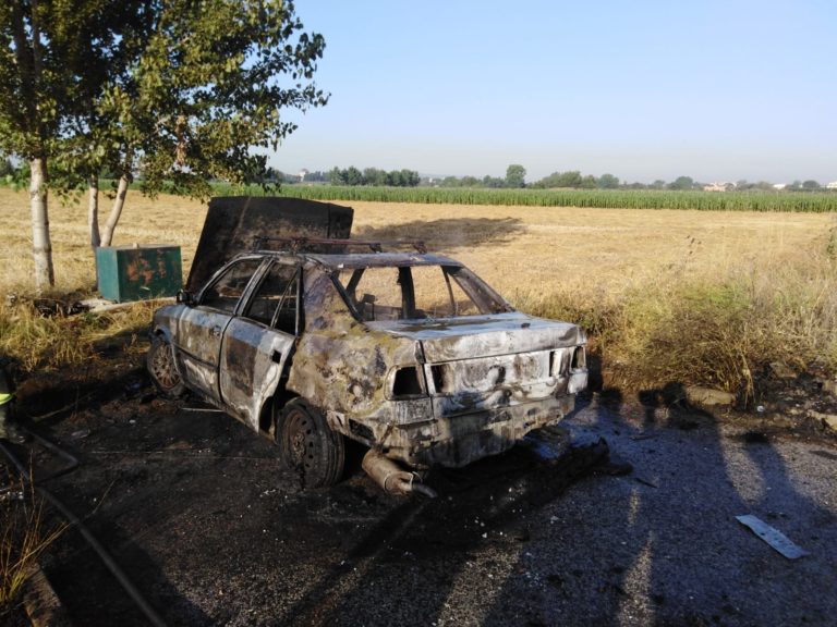 Auto rubata e bruciata all’alba nei pressi di via Scotta