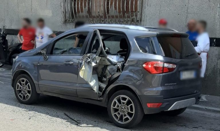 Paura a via Risorgimento, un camion strappa la porta di un’automobile
