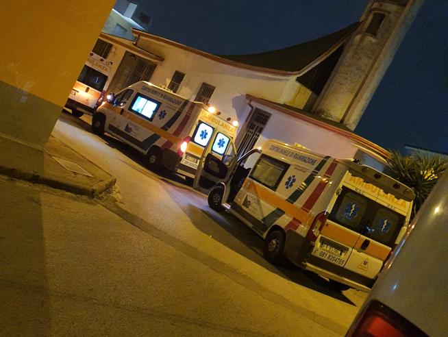 Fila di ambulanze in attesa di sanificazione alla Misericordia
