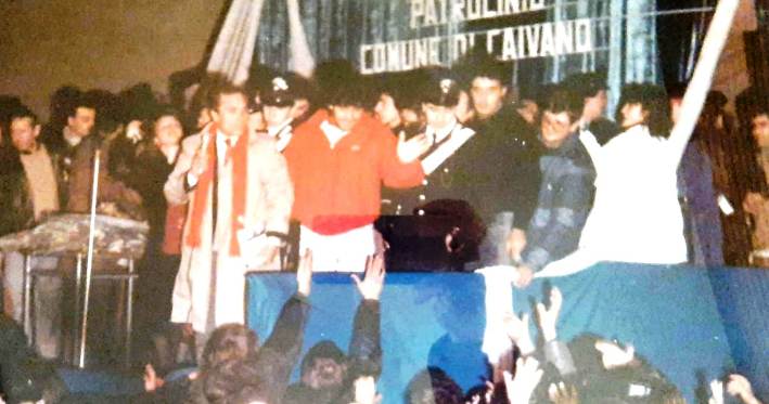 Nel 1986 Caivano abbracciò Maradona con incredibile entusiasmo