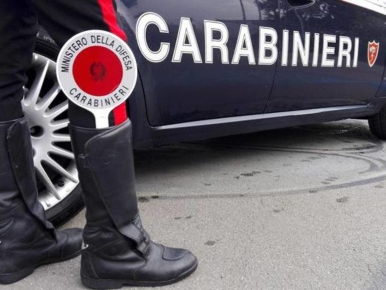 Carabinieri fermano donna in strada positiva al covid