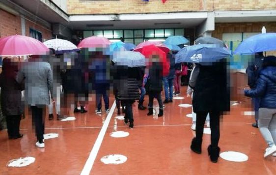 Scuola in presenza, favorevoli e contrari. Crispano chiude Caivano apre