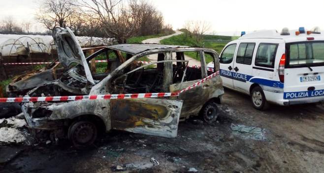 Due auto bruciate in zona isolata, Polizia Municipale sul posto