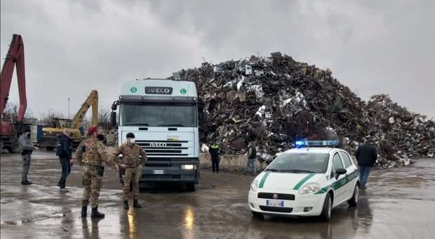 Sequestrata una montagna di rifiuti a Caivano, denunciato proprietario di una ditta