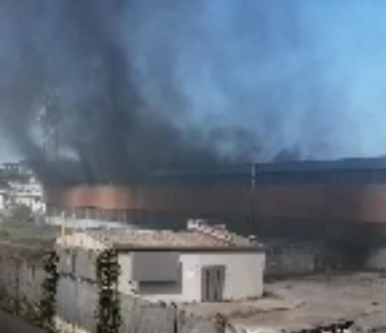 Incendio ad un deposito dismesso a Caivano, polistirolo in fumo