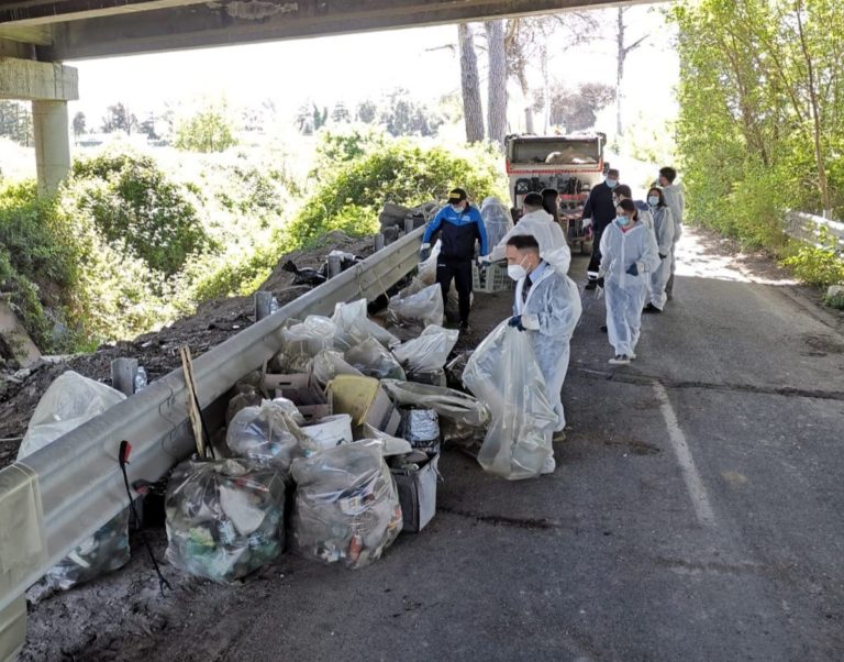 Giovani volontari puliscono l’area dei Regi Lagni. Un gesto per il territorio