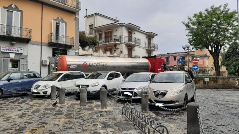 Piazza Cesare Battisti bloccata da un autoarticolato, assenza di segnaletica