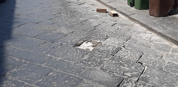 Disastrata la storica via Campiglione, i commercianti chiedono intervento immediato