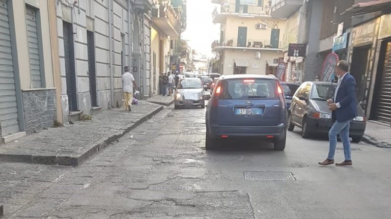 Grave incidente in via Libertini, giovane in moto ferito