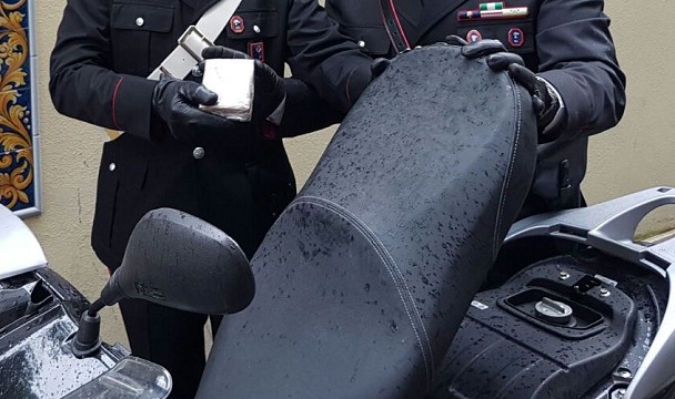 Droga sotto la sella dello scooter, 47 di Caivano in arresto