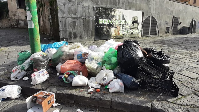 Le strade di Caivano nuovamente piene di rifiuti… il bollino rosso va all’amministrazione