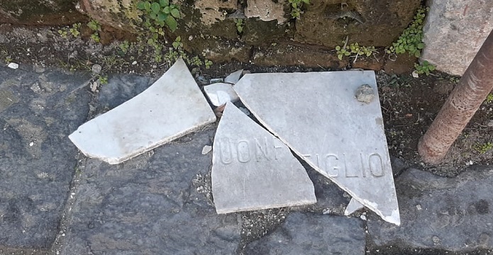Caduta la storica targa in marmo di via Buonfiglio