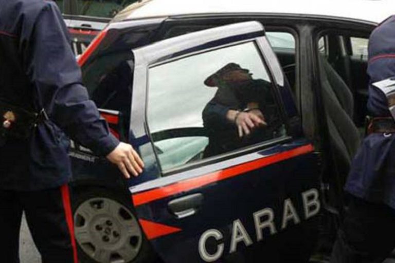 In auto con la droga, sfuggono ai carabinieri, uno in manette