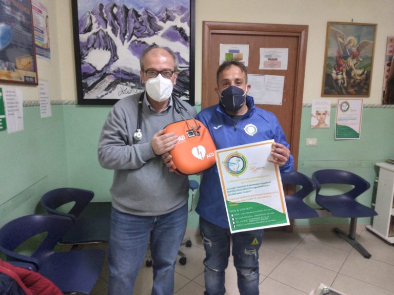 L’INIZIATIVA. Caivano, il dottor Simone Monopoli dona un defibrillatore all’associazione “Un’Infanzia da Vivere”