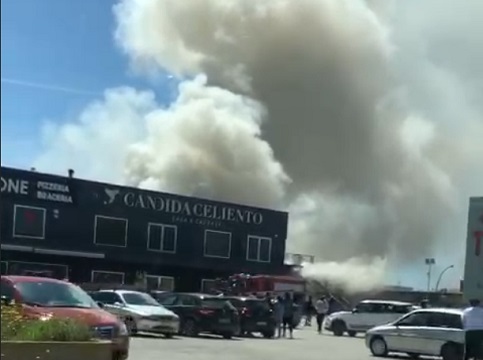A fuoco deposito e negozio di Candida Celiento a Maddaloni